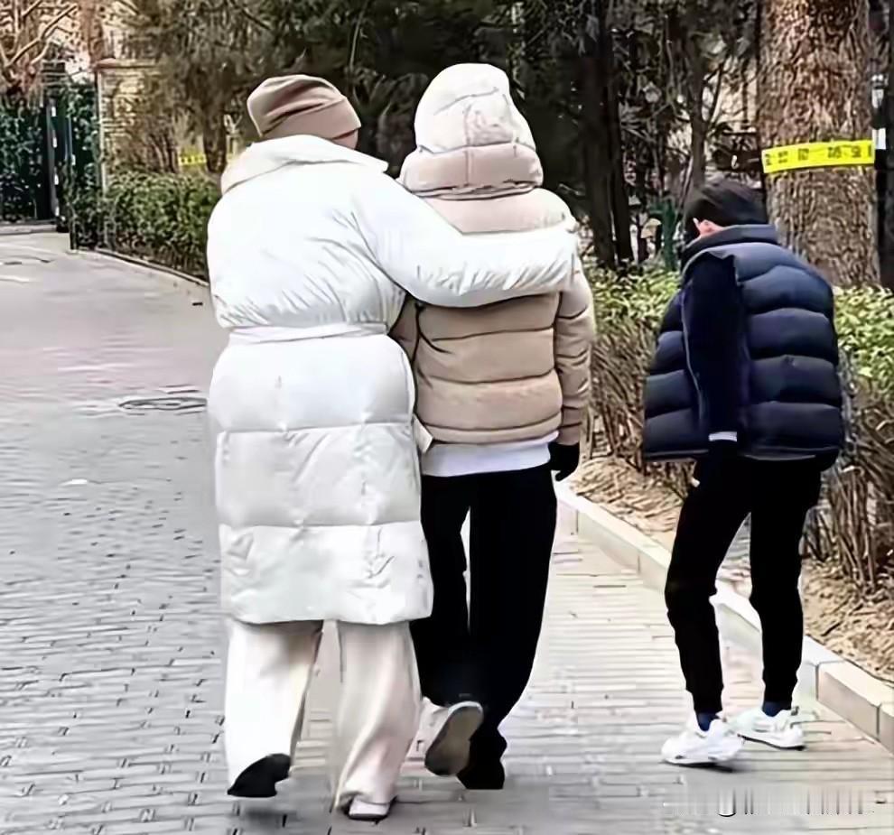 玥儿穿着一万四的羽绒服在朝阳公园溜冰，背影太像大S了，她遗传了爸爸的身高妈妈的美