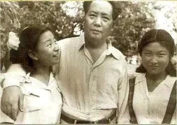这是一张珍贵的照片，也展现出了毛主席在生活中的另一面。
这是毛主席和两个女儿李敏
