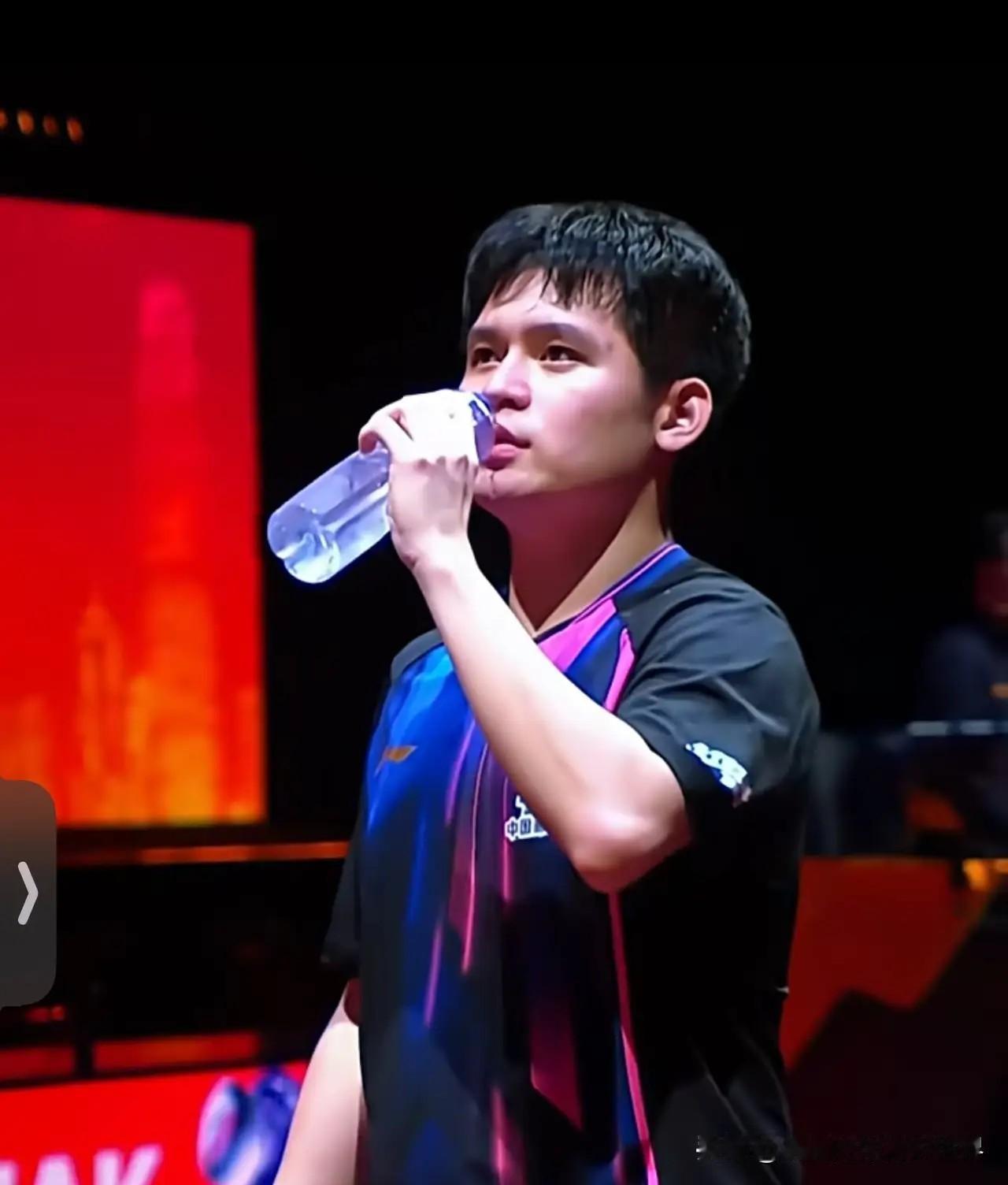 本以为林诗栋在混团世界杯击败张本智和会战胜心魔，实现破茧成蝶的蜕变，没想到刚过十