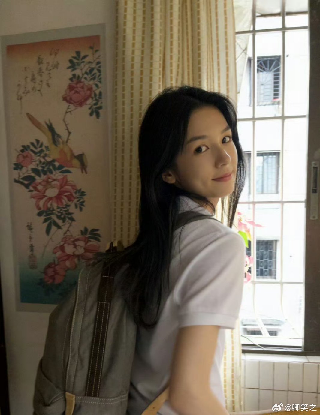 周也氛围感女头 周也这张绝了！眼神故事感拉满，微卷发丝配温柔光影，直接存图当头像