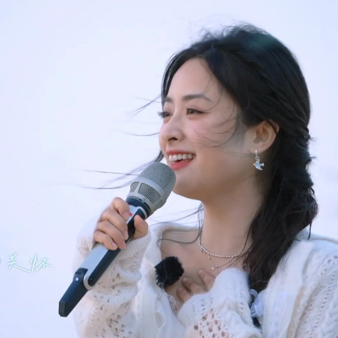 被海风吹起的发丝、随着旋律轻轻晃动的身体、永远挂在脸上的笑容……一切都太美好了?