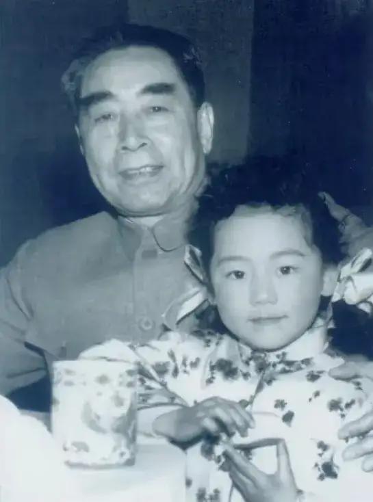 这位幸福的小女孩是谁呢？