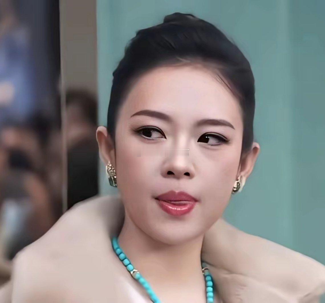 虽然岁月这把“修容刀”在脸上动了动，但吐舌头的“出厂设置”可是一点没变。 