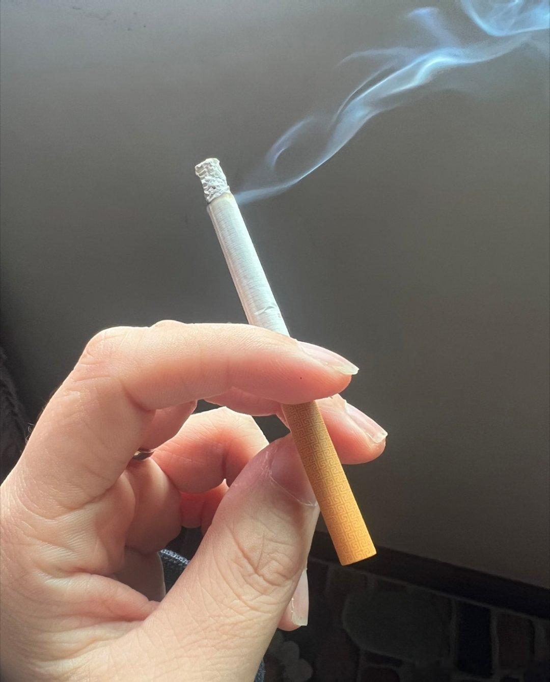 抽烟的人闻不到自己的烟味吗 长期抽烟会让嗅觉慢慢钝化，早已习惯自身烟味，自己毫无