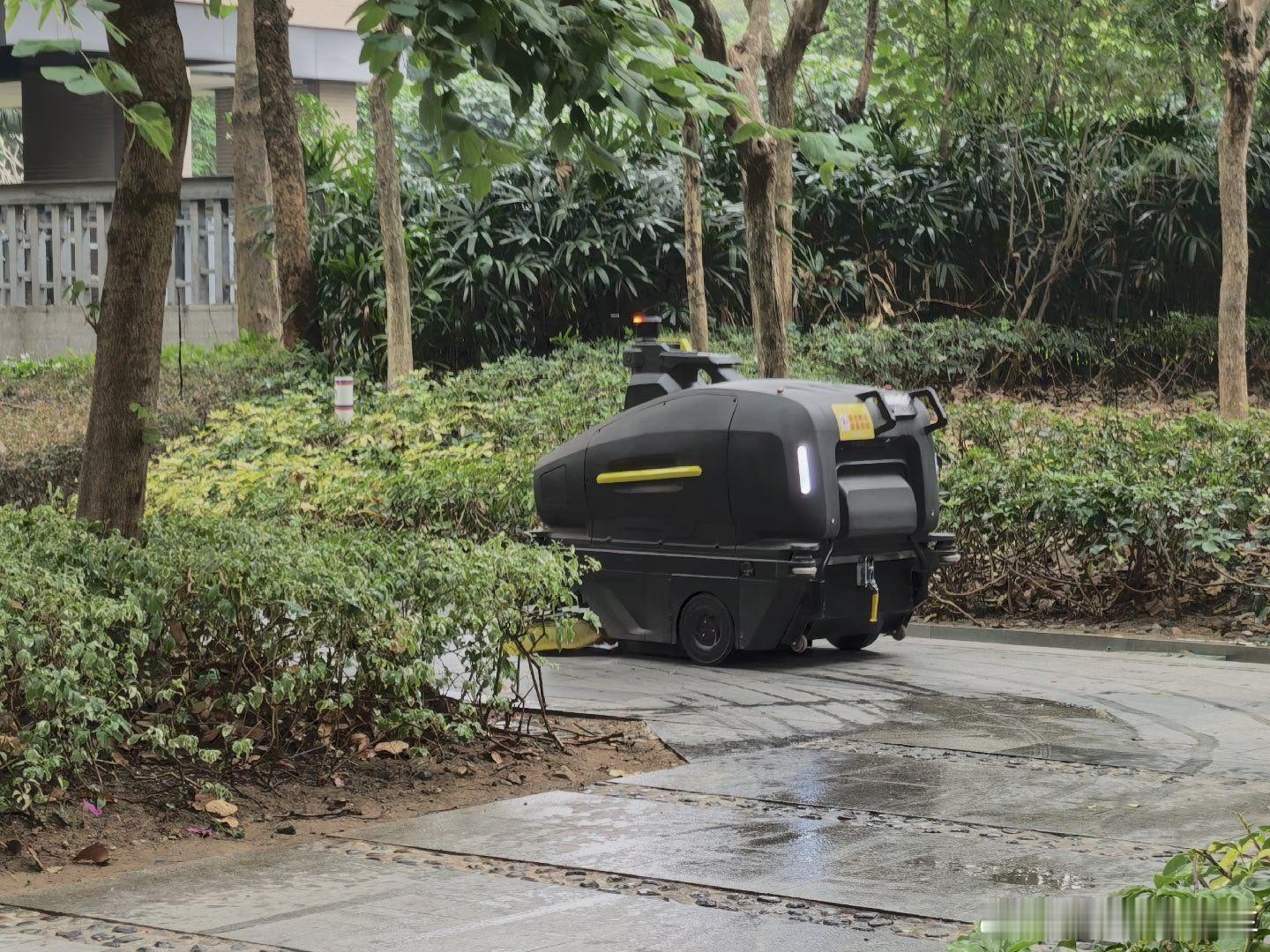 自动驾驶技术正在加速进小区，进园区，比如自动驾驶扫地机已经落地本小区，虽然感觉清