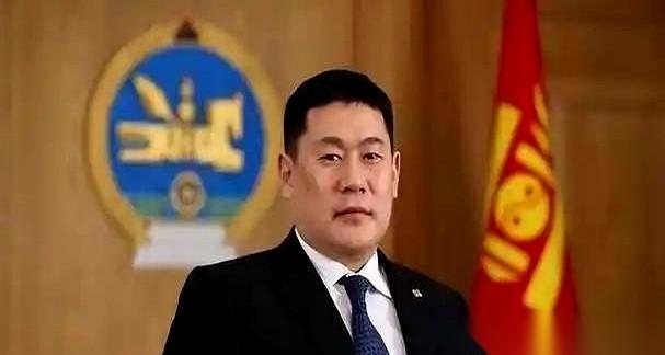 隔着一条边界线，草原的风景被劈成了截然不同的两帧画面。
南边的内蒙古，高铁贴着草