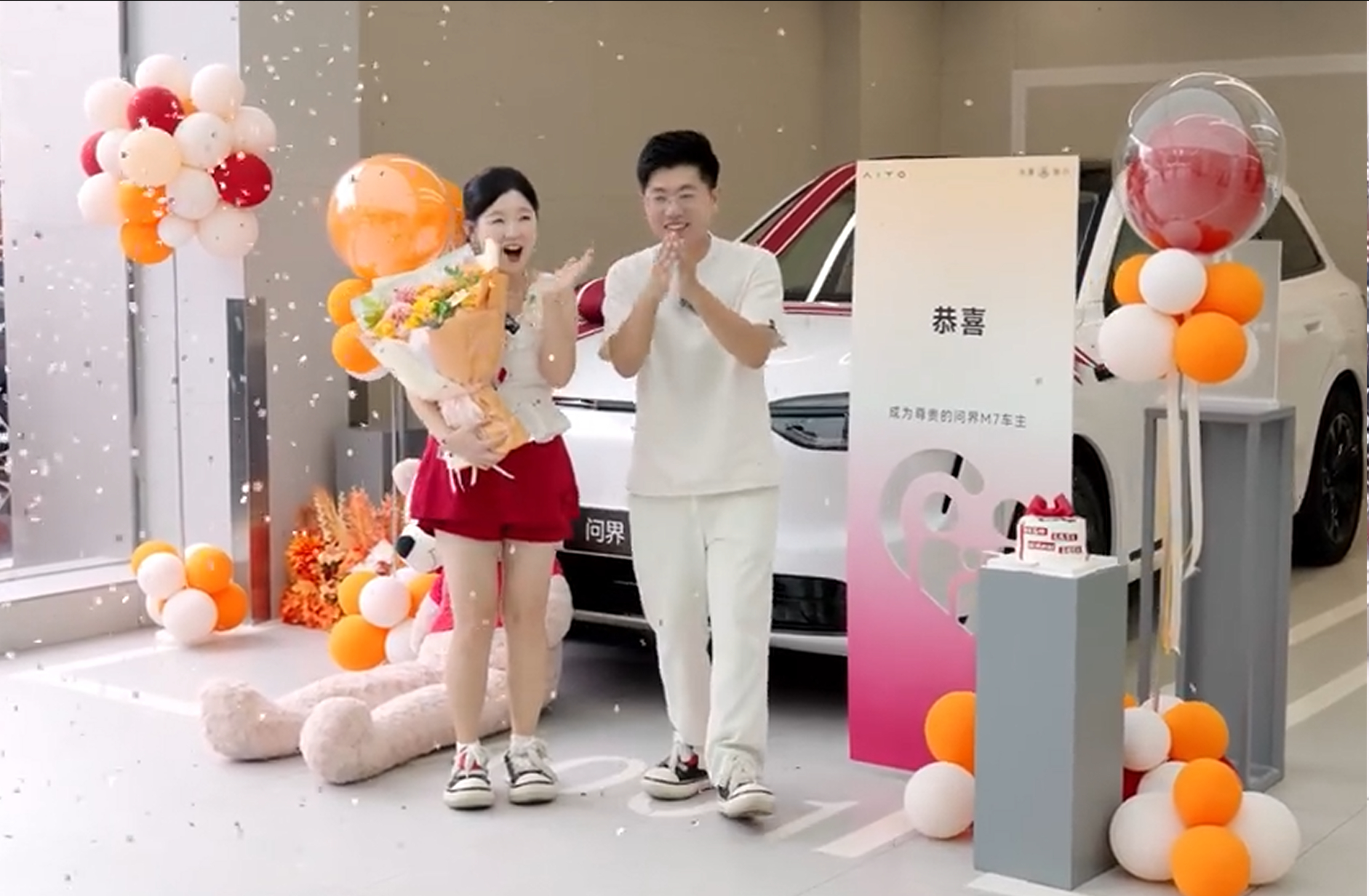 年轻人提车需要仪式感吗 知道的是提车现场，不知道的还以为是结婚现场[doge]现