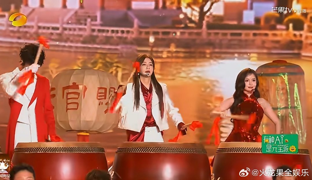 袁一琦张峻豪打鼓湖南卫视元宵喜乐会谁懂啊！袁一琦张峻豪同框即是大片！姐姐slay