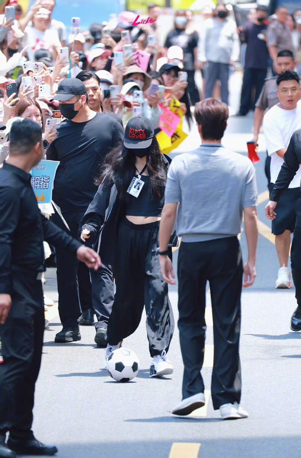 虞书欣咸鱼上班把球踢虞书欣陈靖可上班vlog “咸鱼”上班把球踢⚽️准备好明天和