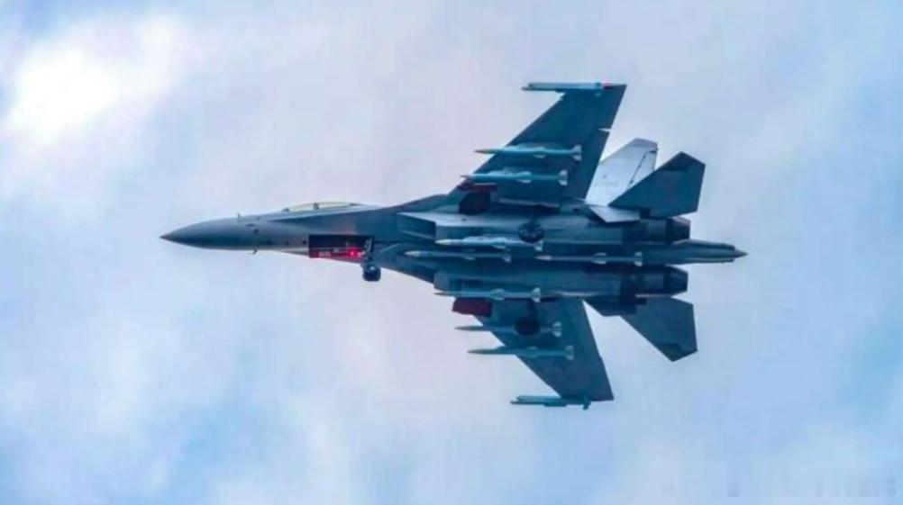 兵器科技杂志：歼-16挂10枚导弹亮相，8枚霹雳-15+2枚格斗弹，空军战术迎重