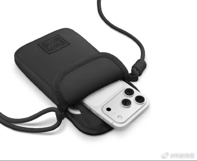 真是不赚穷人的钱啊400多买个斜挎包除了能装手机，其他的都装不下，感觉有点鸡肋…