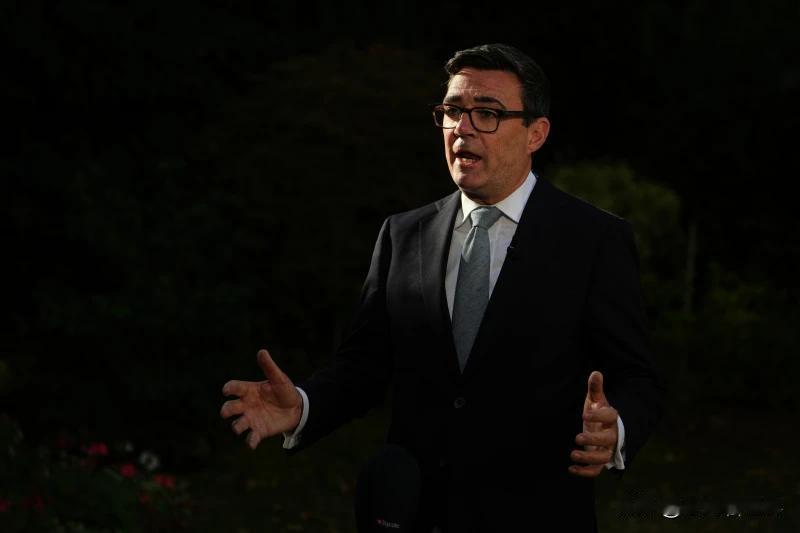 【特朗普就英国首相与冒充白宫幕僚长的人交换信息发表评论】
华盛顿时间2026年8