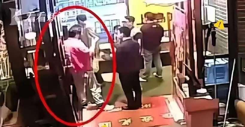 三名印度客人在和平饭店吃了7986元，撂下句“只付三成”就想走人，还把纸巾揉碎了