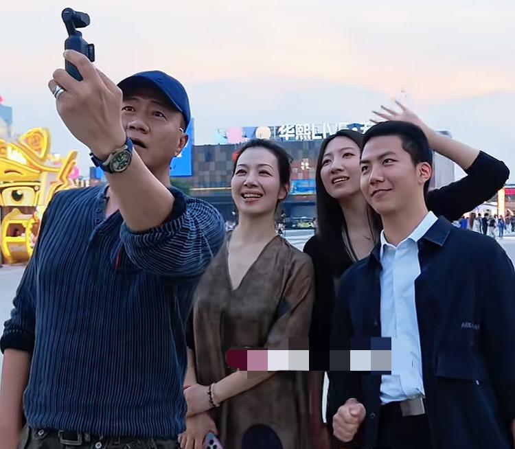 胡军一家在自拍