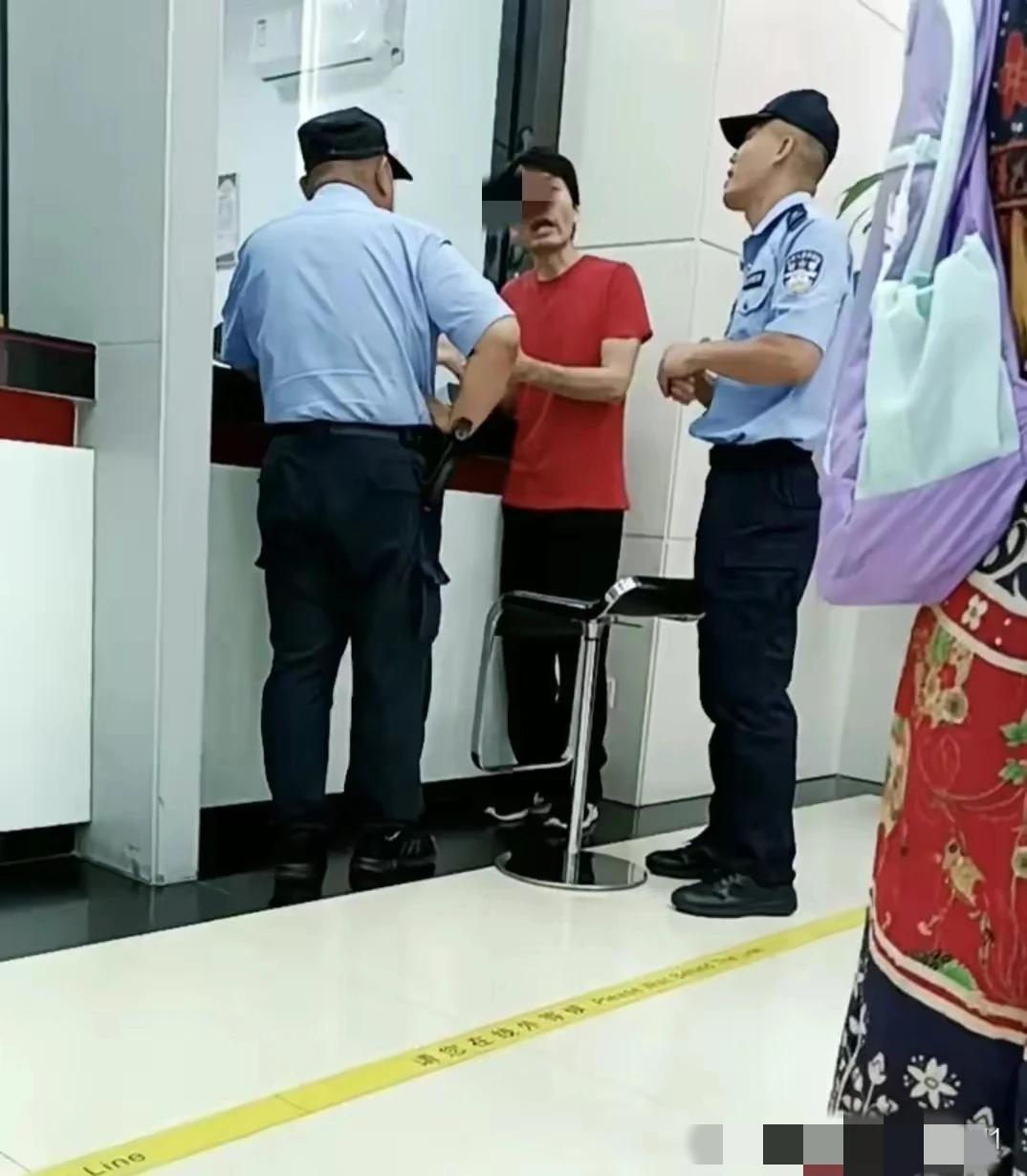 男子去银行销户，因为账户里面还有2分钱，男子要求银行返还账户里面的2分钱，而且多