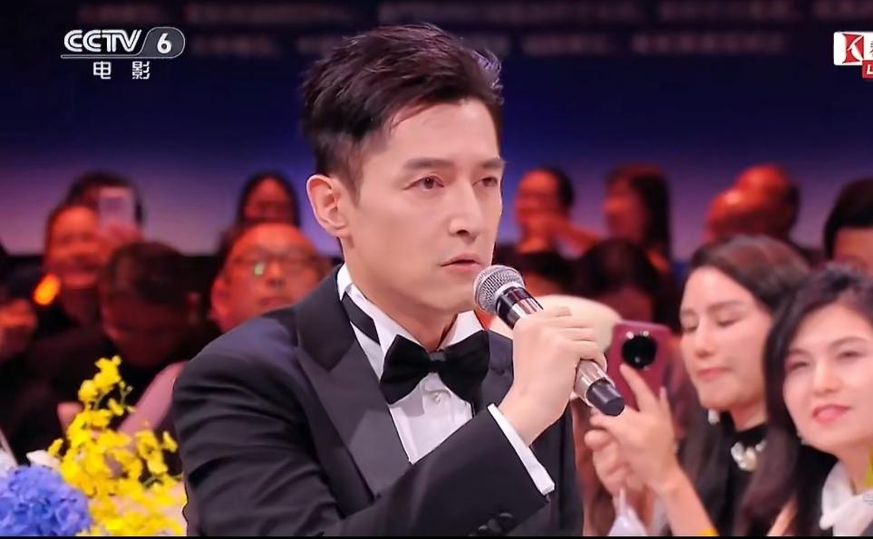 胡歌主持晚会，我不意外，
胡歌唱歌好听，我也不意外，
但真正让我意外的是，胡歌居