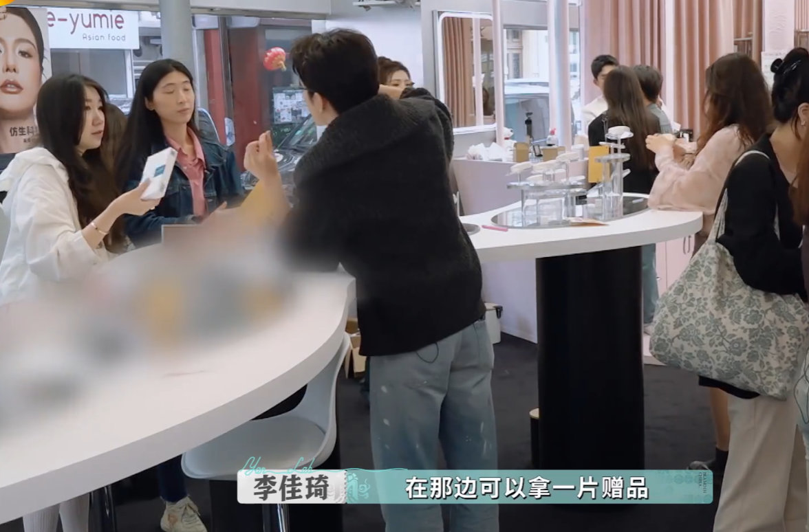 李佳琦满脑子都是宠顾客救命！李佳琦也太会了吧！认出老粉直接送面膜，这波操作让我疯
