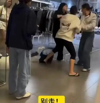首尔街头爆发激烈冲突！一名法国女子当众叫嚣“全世界都厌恶中国人”，身旁中国女生当