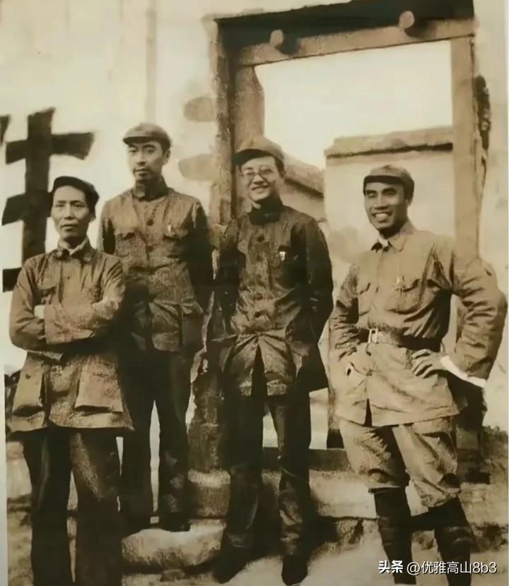1936年一张老照片，四人瘦得脱相，眼里却有照亮中国的光！
 
这张拍摄于陕北的
