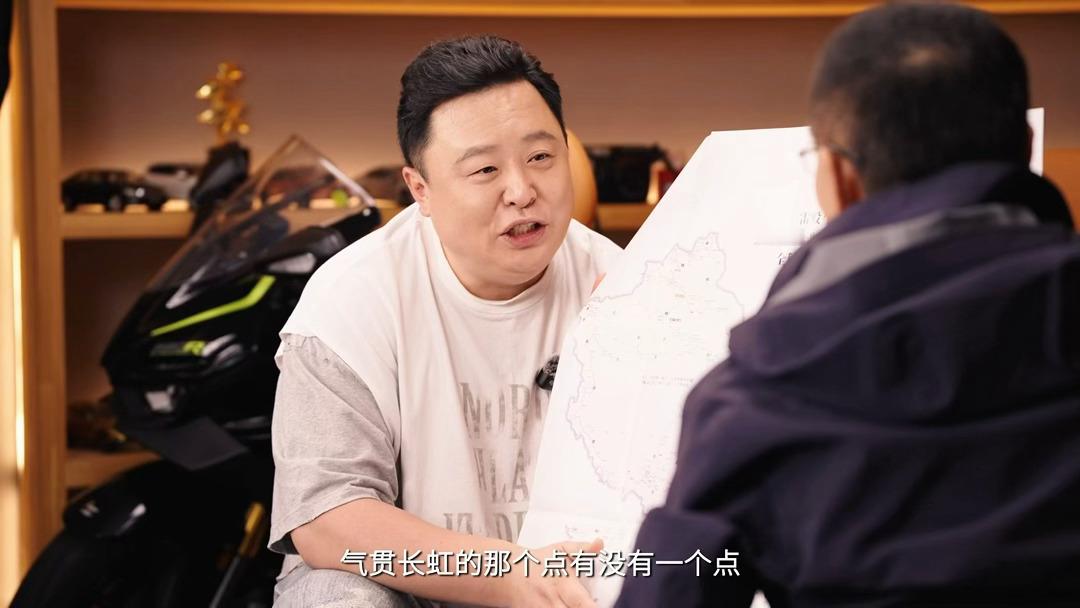 穿40块的鞋爬上珠峰7000米   雷殿生把这串数字走成了传奇。不是装备成就英雄