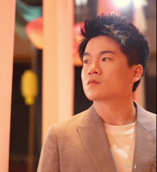 董宇辉战略布局回馈家乡！
作为有文化情怀的青年企业家，董宇辉 事业有成思故土，丹