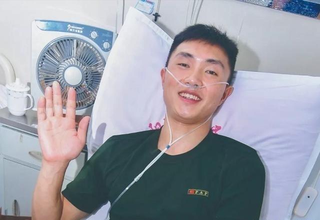 退伍军人尹文杰挺身而出抓小偷，本已经控制住对方的他，在看到小偷的面孔后，顿时愣在
