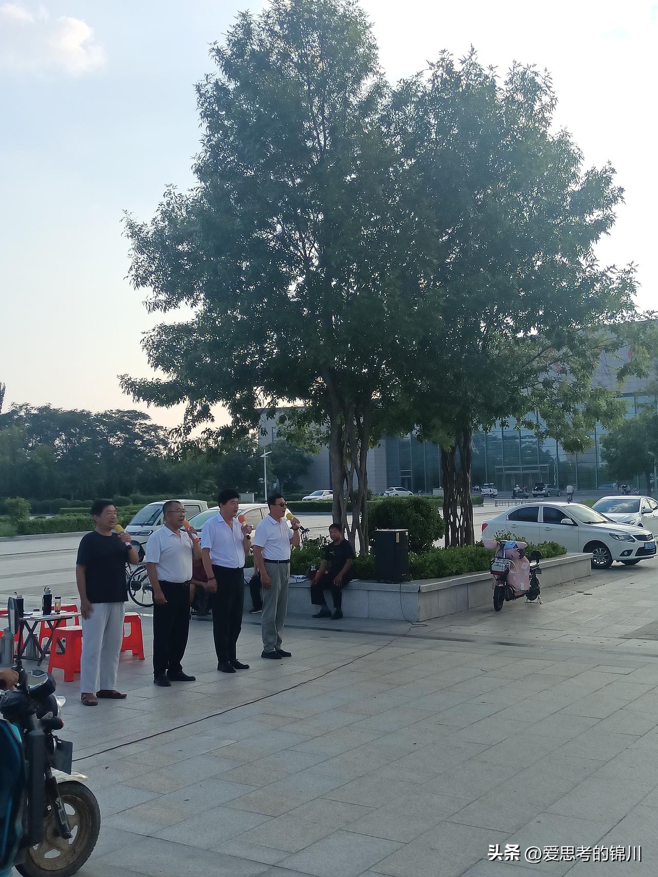 我给洪哥发微信说：天太热了，要不唱歌暂停两天吧？
洪哥回：这些年还从没因为天热停