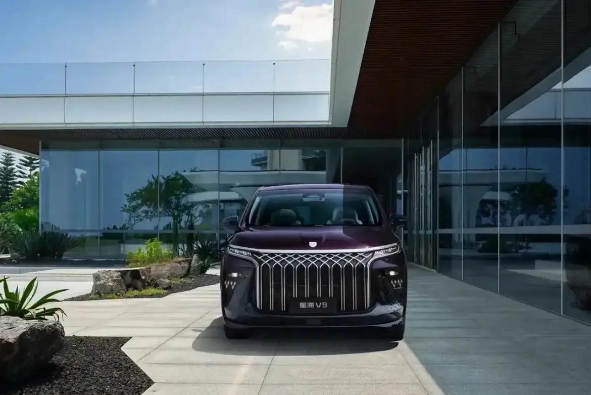 对比传祺E8，星海V9的优势肉眼可见。经济性上，重赫电混系统兼顾长续航与低能耗，