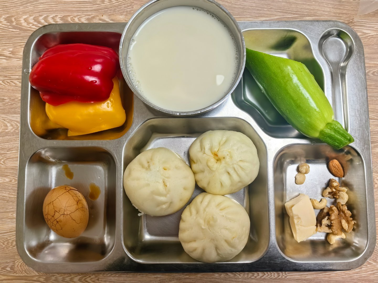 早餐  今天波妞同学一早7点赶到学校准备联欢演出去了，我也一早跑到单位吃早餐，从