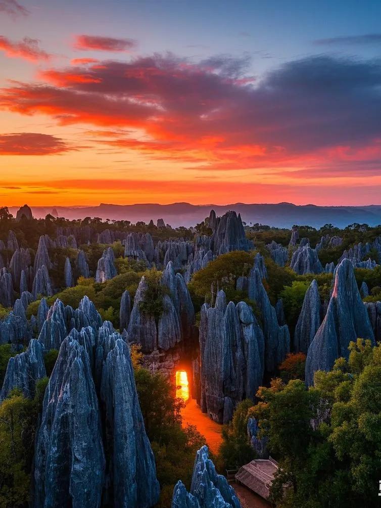 石林夕照，天边火烧云肆意，山上植物诉说岁月，地下溶洞藏着神秘奇景如画。 。自然奇