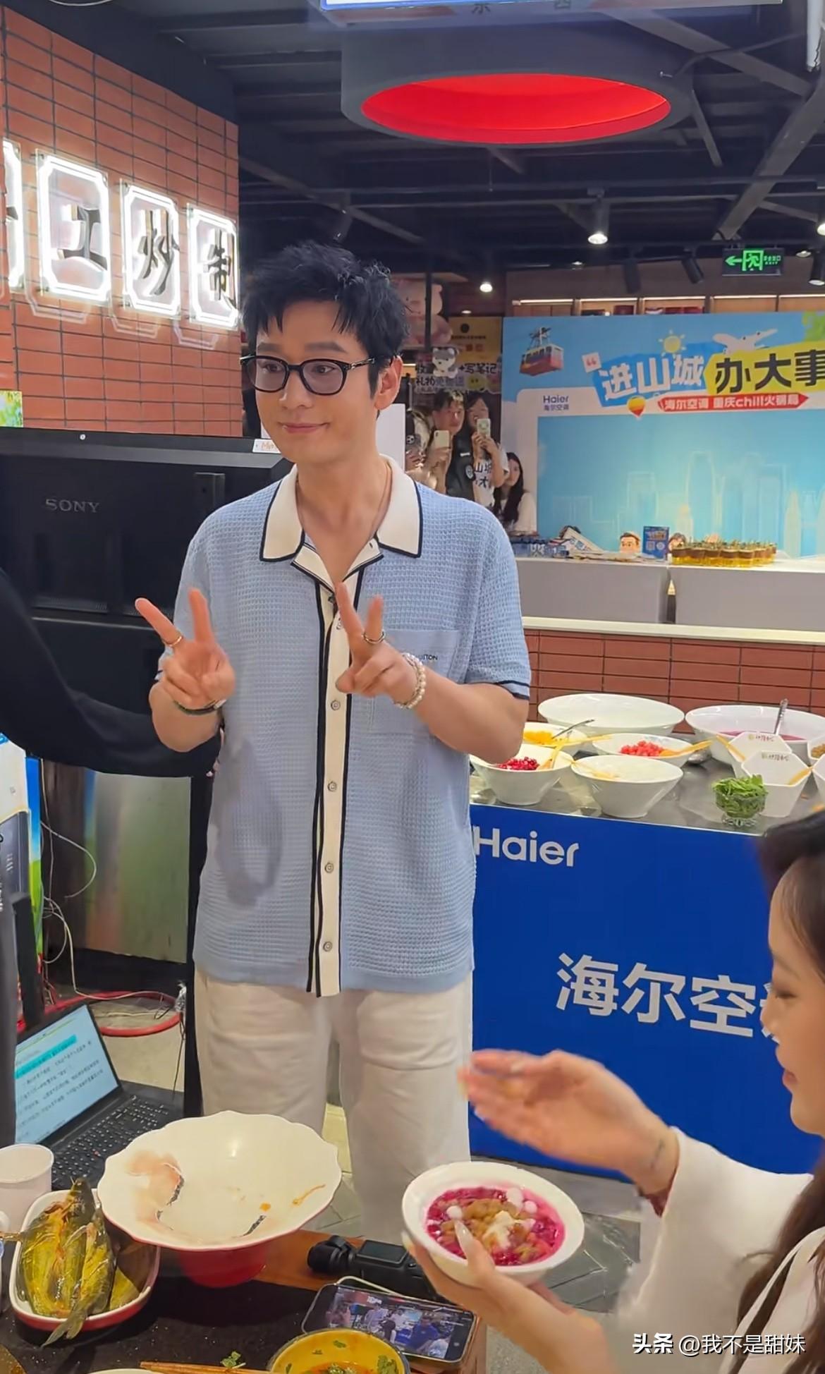 晓明哥好青春洋溢啊！
浅蓝色衬衫看着就像32岁的小哥！
手上带了5串手链，有翡翠