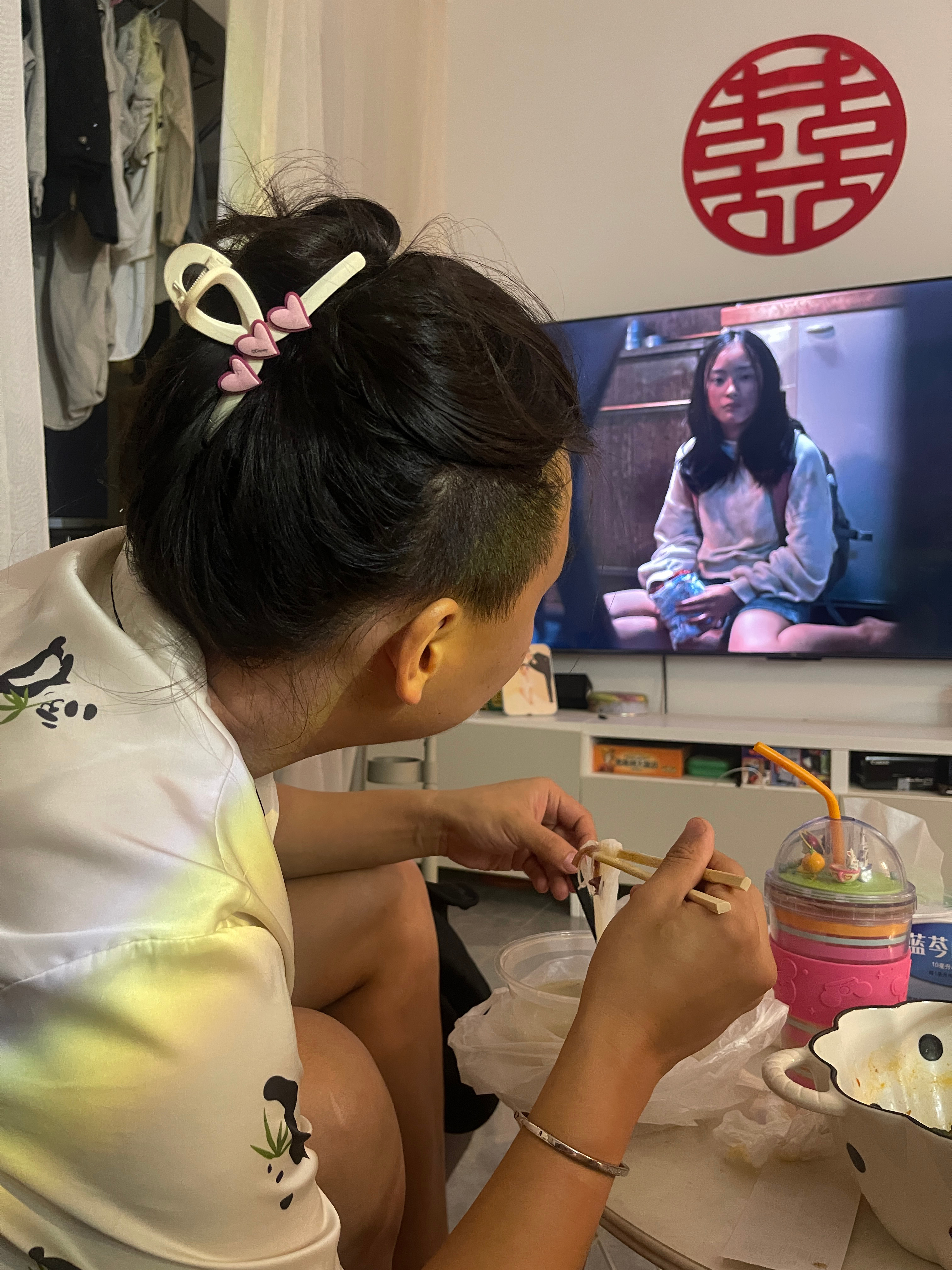 有一个小伙子因为瘦了快20斤吧手指头也变细了 导致戒指松了还差点儿丢了 又怕又急