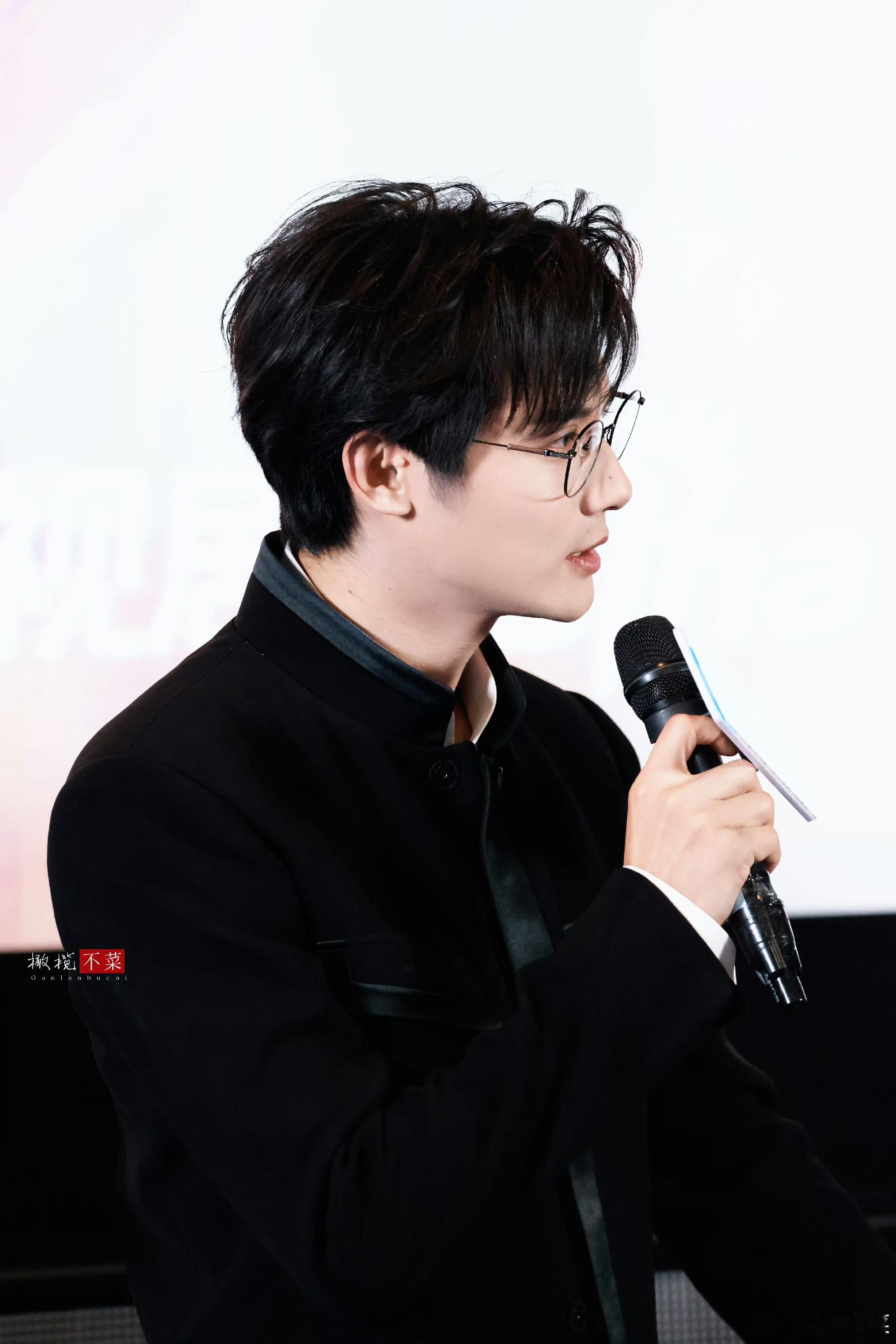 郑业成走四方步背蜀道难  边走四方步边背蜀道难，厉害蜀了郑业成！[求饶] 