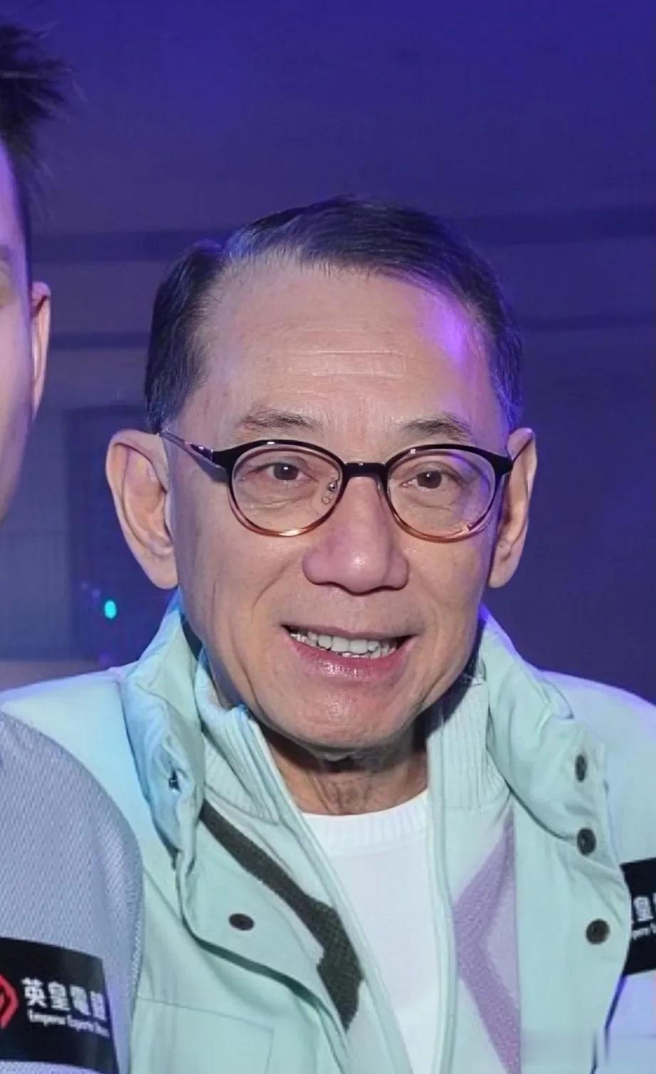 一次，英皇老板杨受成，带着成龙、钟丽缇等人下榻长城饭店，正吃着大餐，臧天朔带人走