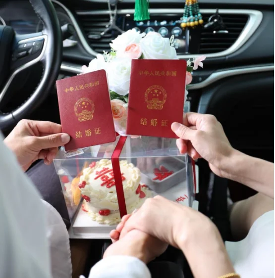 巧了，出入境让我证明结婚证上的就是我本人