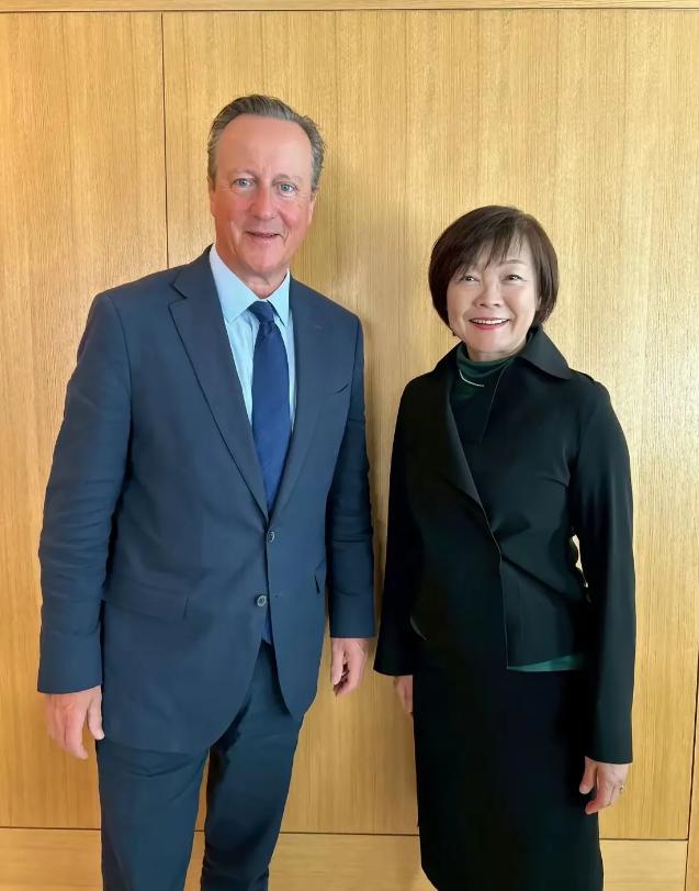 安倍晋三估计要死不瞑目了，他老婆安倍昭惠在他死后，四处走穴，名为公益文化外交，实