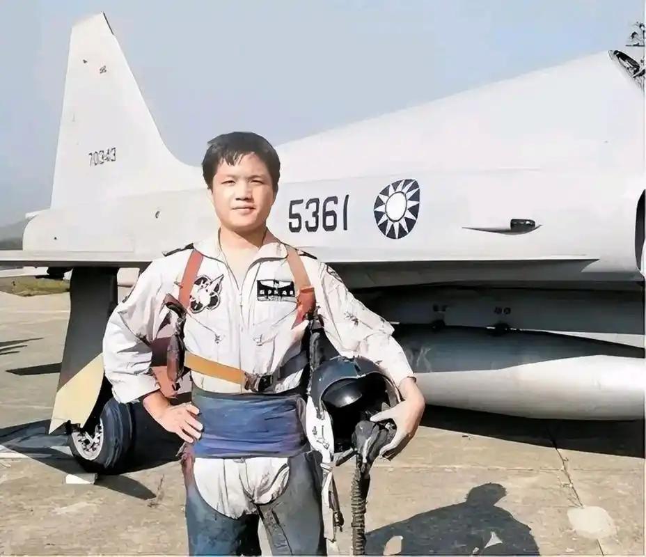 1981年，台湾空军飞行员黄植诚，瞒着后座飞行员投奔大陆，怎料中途被发现，对方当