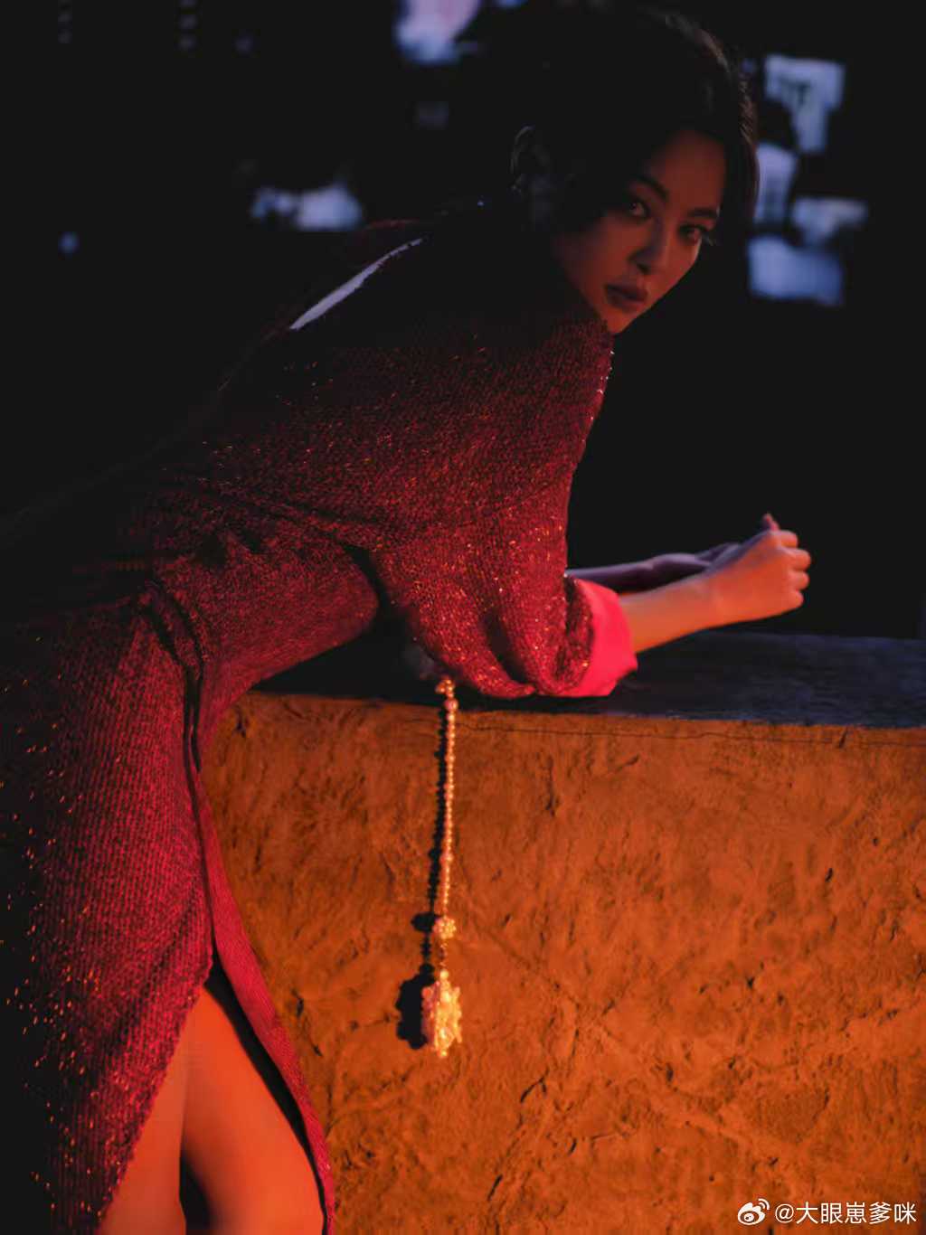 辛芷蕾穿高定戴高珠辛芷蕾微博之夜夯爆了微博之夜 被辛芷蕾红亮片开衩裙惊艳到！妩媚