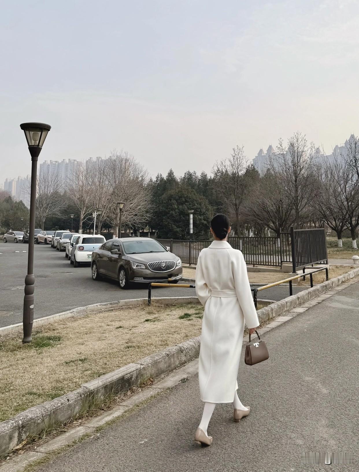 女人如何穿高跟鞋显得很洋气颜色别太花哨，经典色如黑色、白色百搭又洋气。