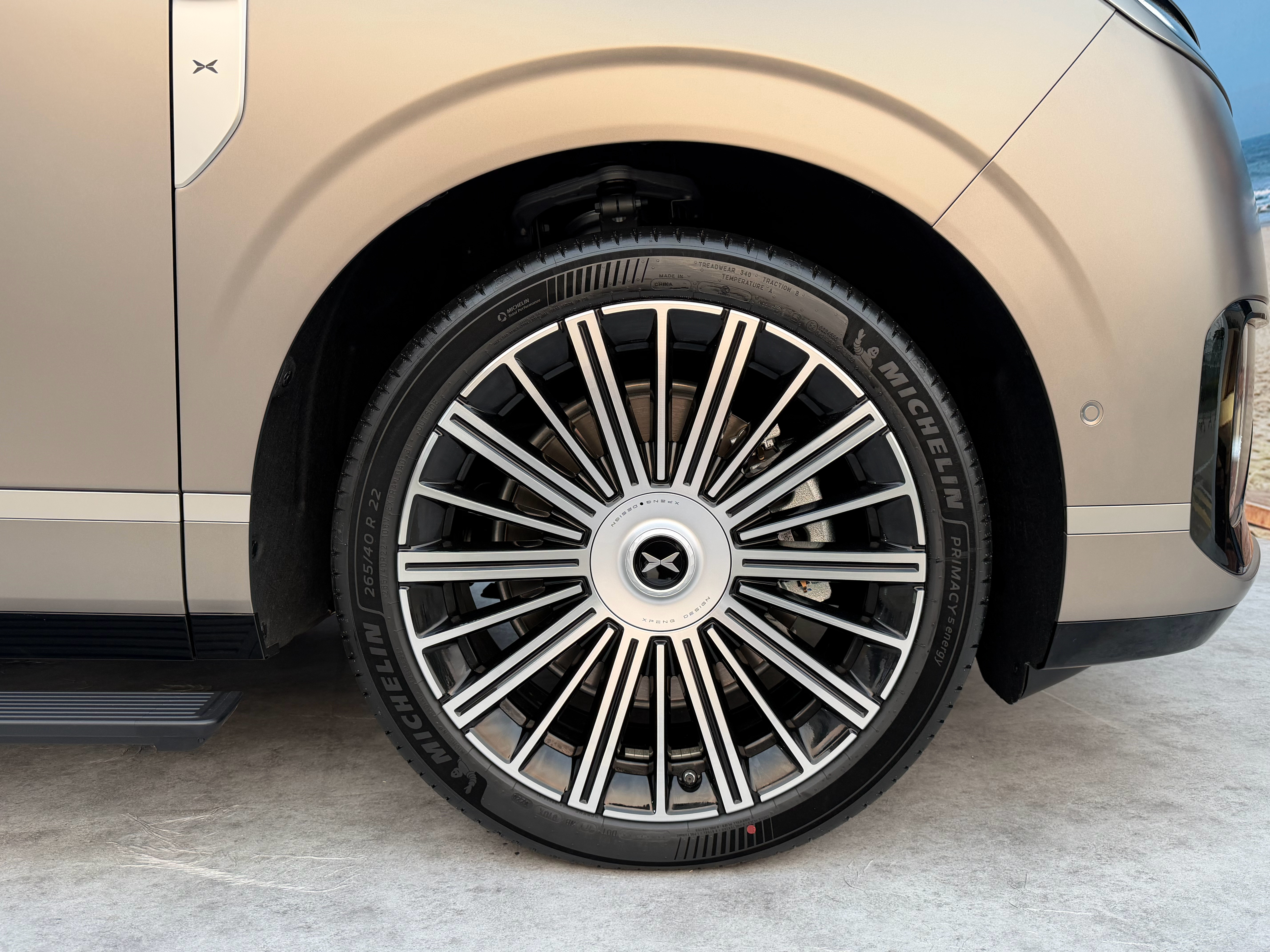 给大家拍了一些小鹏 G9 的细节图。个人觉得非常有质感。大家觉得怎么样？新能源汽