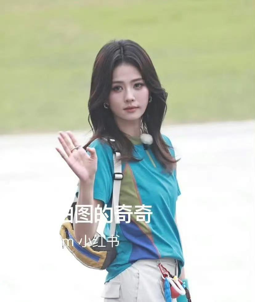 感觉白鹿现在做什么都会被审判，这个妆很好看啊，但就是有人揪着说妆太浓了，说实话，