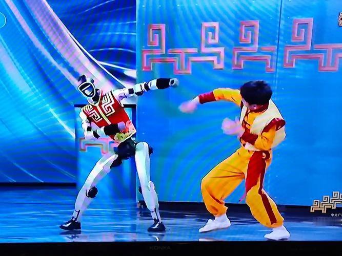 春晚武术节目《武BOT》彻底燃炸全场！宇树机器人与塔沟武校学员同台对练，将中国功