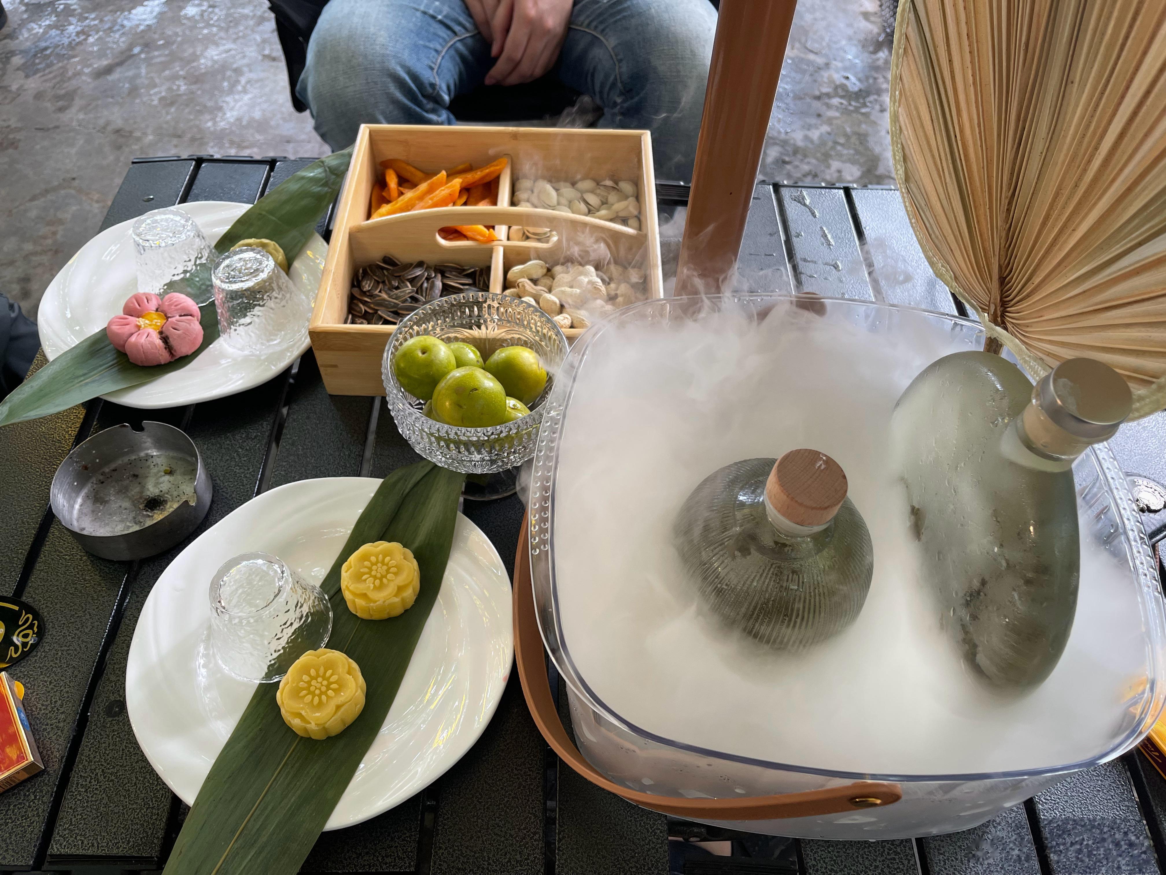 这里的老板极力推荐“围炉冰茶”，128一套，我好奇就点了一套，上来就是这种效果，