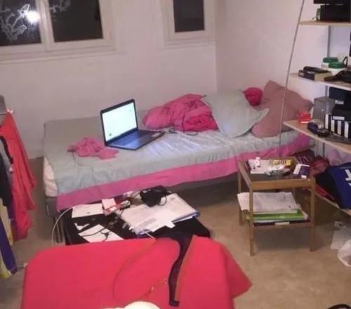 来苏州一年半了，总共换了四次住处。刚来苏州时和朋友一起挤在合租房的一间卧室里。两