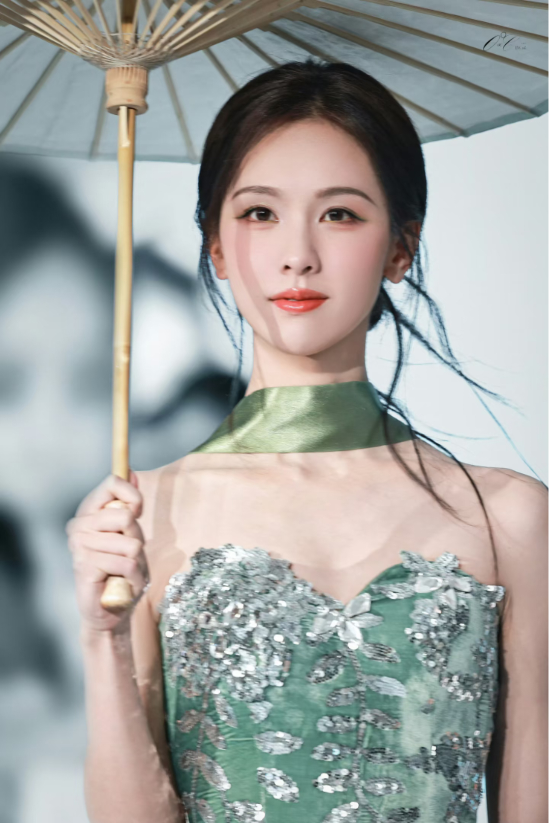 陈都灵今年出圈图不少，背后造型师和站姐功不可没