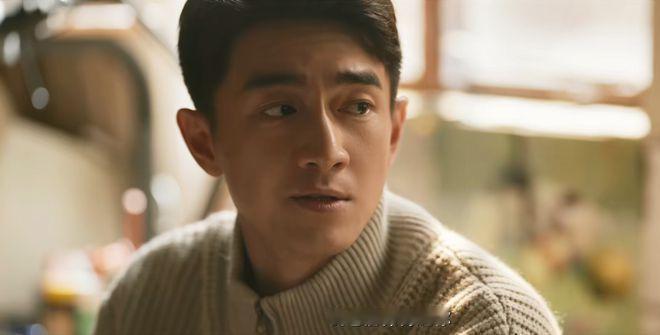 自负和自卑之间没有明确的分界线，两者本质上都是失去自我的表现。一个是没有自我，一