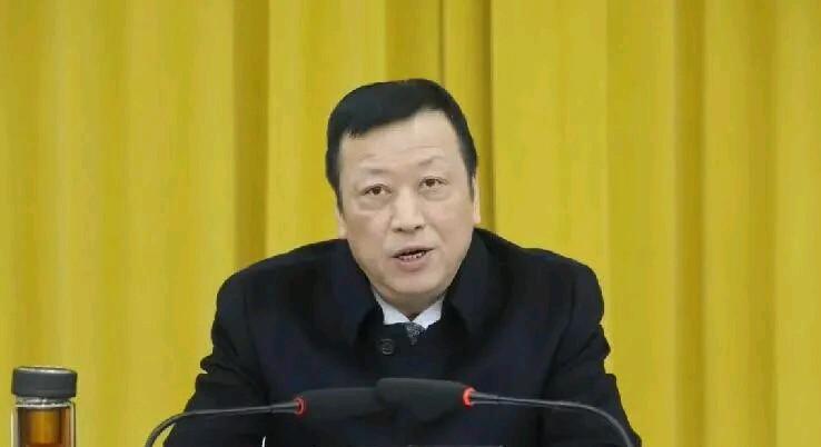 上饶铅山县！大文豪稼轩都得气醒来！

今天，铅山前懂事长金明兄正式戴上项链了。