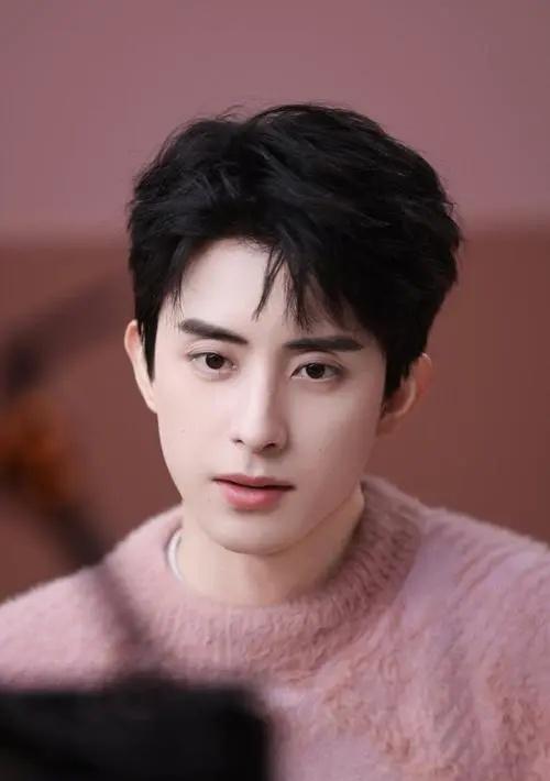 敖瑞鹏因私生堵场迟到15分钟，网友心疼：私
最近，网红敖瑞鹏因为一场线下活动迟到