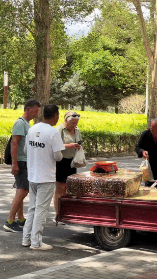 这俩老外胆子真大！
竟然连街头的新疆切糕都敢买？
当然如果他们不差钱，这倒无所谓