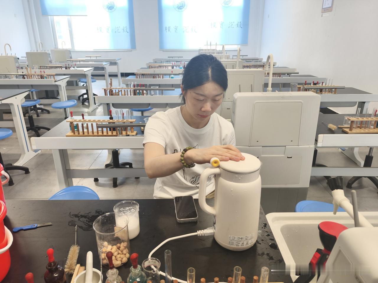 以实验探真知 以匠心育生机——记文郡洋沙湖中学生物骨干教师邓礼娟
       